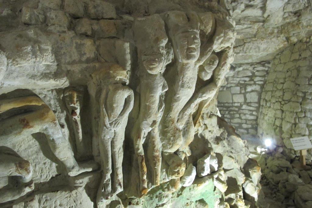 Der geheime Keller der Skulpturen – Déneze-saus-Doué