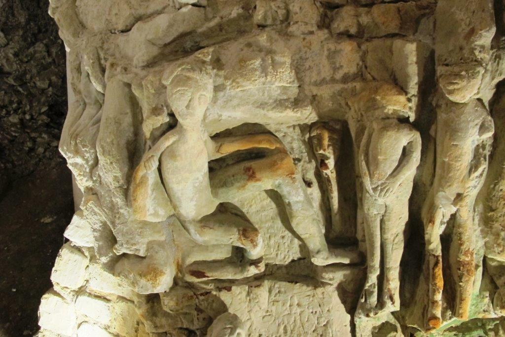 Der geheime Keller der Skulpturen – Déneze-saus-Doué